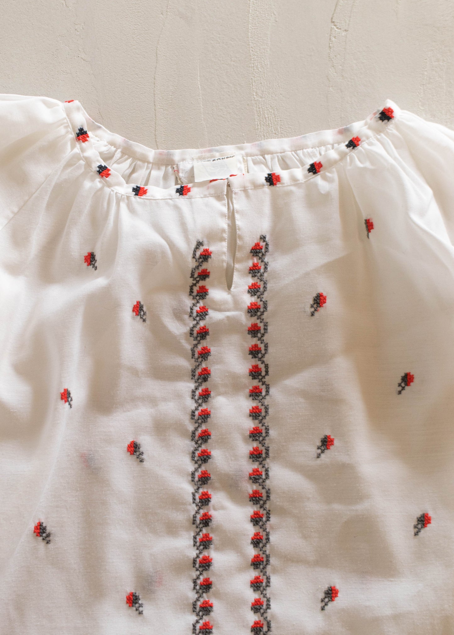 1970s Lily Embroidered Blouse Size M/L