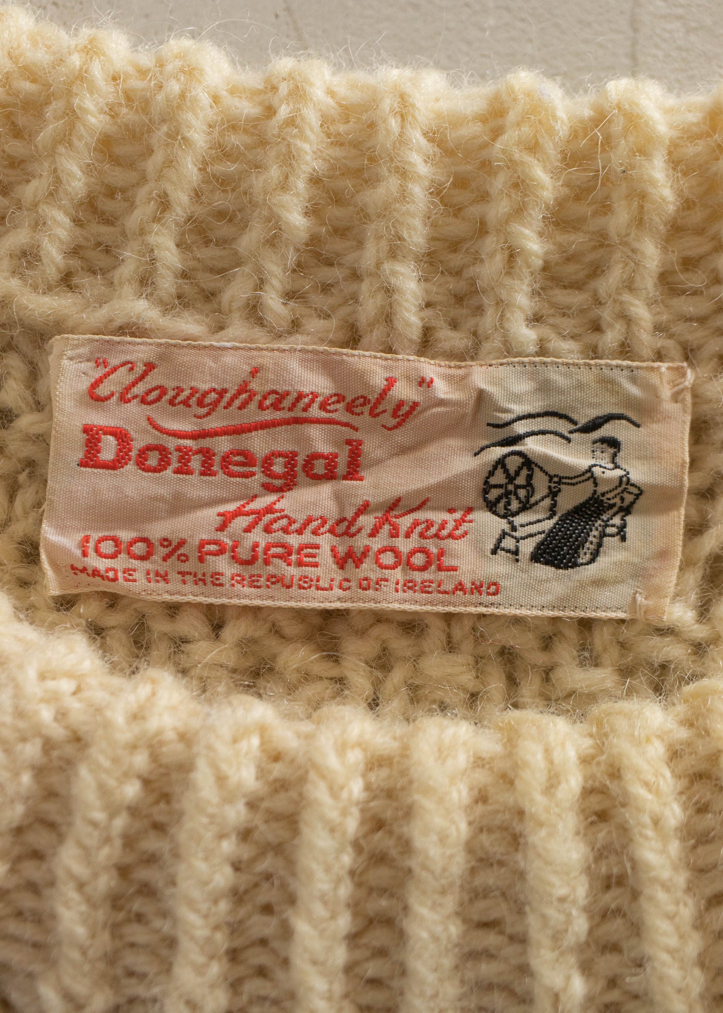 1980s Cloughhaneely Donegal Cable Knit Wool Fisherman Sweater Size L/XL
